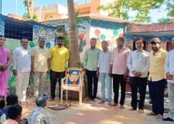 आ.विजयसिंह पंडित यांच्या हस्ते सि एस सी चालक कोकाट यांचा सन्मान