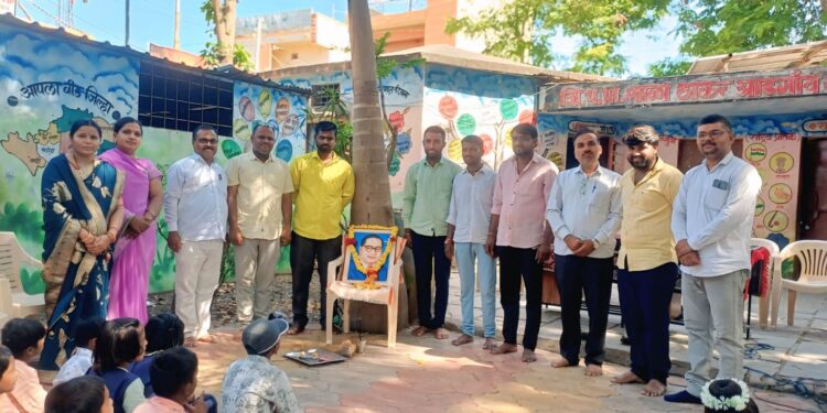 आ.विजयसिंह पंडित यांच्या हस्ते सि एस सी चालक कोकाट यांचा सन्मान