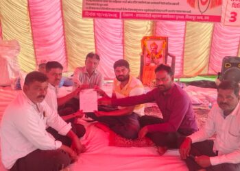 जत:लिंगायत समाजाच्या मागण्यांसाठी उपोषणास व्यापाऱ्यांचा पाठिंबा