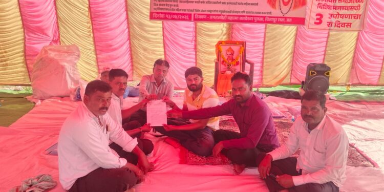 जत:लिंगायत समाजाच्या मागण्यांसाठी उपोषणास व्यापाऱ्यांचा पाठिंबा