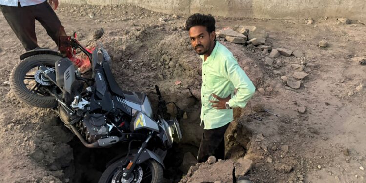 🚧 अर्धवट रस्त्यामुळे अपघातांची मालिका; नागरिकांमध्ये संताप