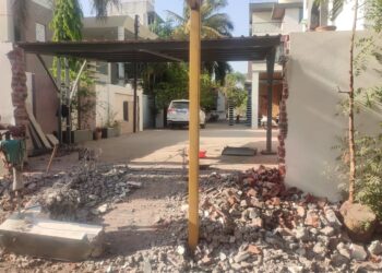 शहाद्यात पालिकेचा अतिक्रमणावर हातोडा; माजी उपनगराध्यक्षांनी अडवलेला ६ मीटरचा रस्ता झाला मोकळा.