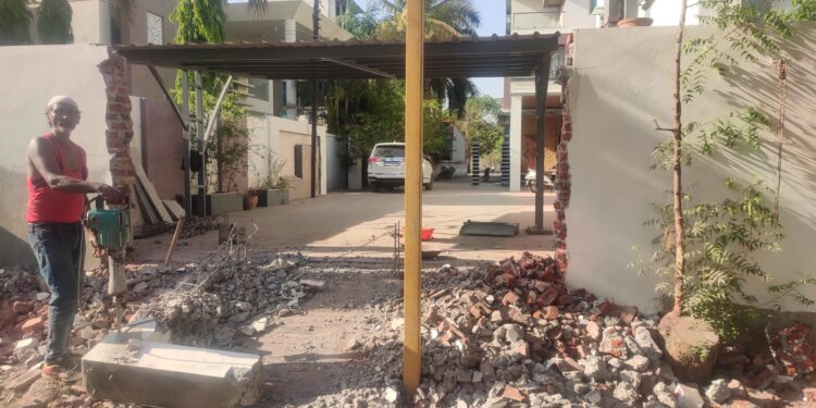 शहाद्यात पालिकेचा अतिक्रमणावर हातोडा; माजी उपनगराध्यक्षांनी अडवलेला ६ मीटरचा रस्ता झाला मोकळा.