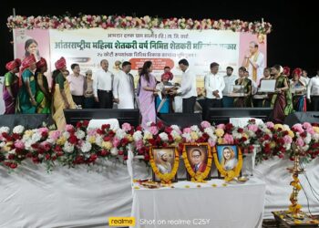 माननीय नामदार पशुसंवर्धन मंत्री श्रीमती पंकजाताई मुंडे यांचे कडून श्रीमती दर्शना ताई श्याम बर्डे यांचा उत्कृष्ट पशुसखी कार्य केल्याबद्दल सत्कार करण्यात आला