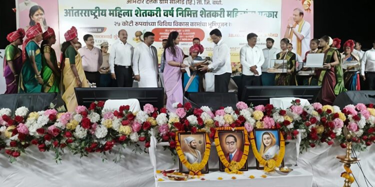 माननीय नामदार पशुसंवर्धन मंत्री श्रीमती पंकजाताई मुंडे यांचे कडून श्रीमती दर्शना ताई श्याम बर्डे यांचा उत्कृष्ट पशुसखी कार्य केल्याबद्दल सत्कार करण्यात आला