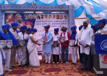 शहादा आगारात संयुक्त जयंती महोत्सवात रक्तदान शिबिर आणि संविधान वाटपाने महापुरुषांना अभिवादन.