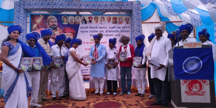 शहादा आगारात संयुक्त जयंती महोत्सवात रक्तदान शिबिर आणि संविधान वाटपाने महापुरुषांना अभिवादन.