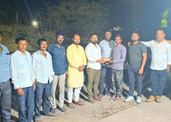 महात्मा फुले जयंतीच्या शिल्लक निधीतून महालक्ष्मी मंदिराला हरि आण्णा जाधव यांच्याकडून छोटिची मदत