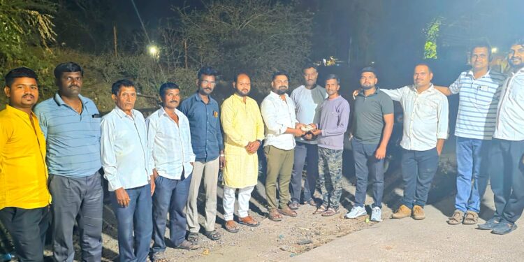 महात्मा फुले जयंतीच्या शिल्लक निधीतून महालक्ष्मी मंदिराला हरि आण्णा जाधव यांच्याकडून छोटिची मदत