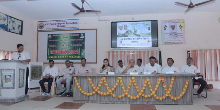 के व्ही पटेल कृषी महाविद्यालयात वार्षिक पारितोषिक वितरण उत्साहात संपन्न.