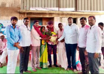 हटकवाडीच्या भूमिपुत्र डॉ. किरण करवर यांचा जंगी सत्कार; हलाखीतून मिळवले एमबीबीएसचे यश
