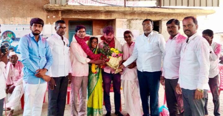 हटकवाडीच्या भूमिपुत्र डॉ. किरण करवर यांचा जंगी सत्कार; हलाखीतून मिळवले एमबीबीएसचे यश