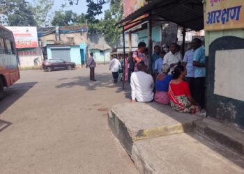 एनसीएमसी कार्डासाठी महिला व ज्येष्ठांची केविलवाणी धडपड; व्यवस्थेवर प्रश्नचिन्ह