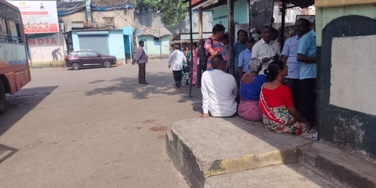 एनसीएमसी कार्डासाठी महिला व ज्येष्ठांची केविलवाणी धडपड; व्यवस्थेवर प्रश्नचिन्ह