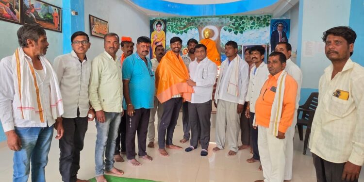 वासडी येथील वैभव नरवडे यांची पोलीस दलात निवड; केतन काजे यांच्याकडून जंगी सत्कार