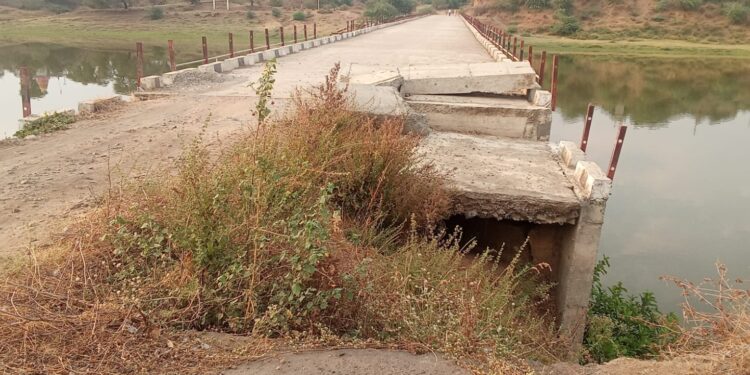 वर्धा नदीवरील तांभा पूल धोकादायक; दोन जिल्ह्यांचा संपर्क खंडित, ग्रामस्थांचा संताप