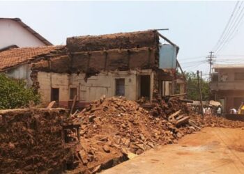 आजऱ्यात भीषण दुर्घटना; घराची भिंत कोसळून शिक्षिका व विद्यार्थिनीचा मृत्यू, निष्काळजीपणाचा गुन्हा दाखल