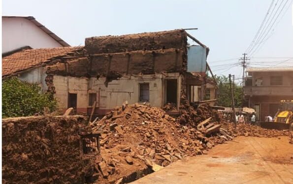 आजऱ्यात भीषण दुर्घटना; घराची भिंत कोसळून शिक्षिका व विद्यार्थिनीचा मृत्यू, निष्काळजीपणाचा गुन्हा दाखल