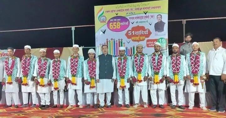 धाराशिवमध्ये सामुदायिक विवाह सोहळा संपन्न; १२ जोडपी विवाहबद्ध