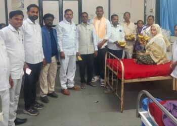 धाराशिवमध्ये डॉ. बाबासाहेब आंबेडकर जयंतीनिमित्त रुग्णांना फळवाटप; सामाजिक बांधिलकीचा उपक्रम