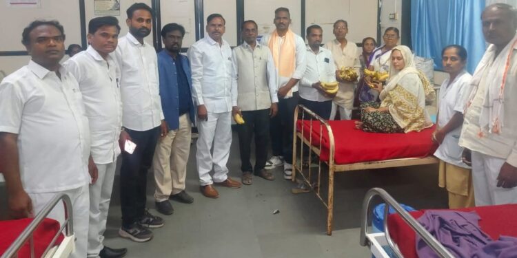 धाराशिवमध्ये डॉ. बाबासाहेब आंबेडकर जयंतीनिमित्त रुग्णांना फळवाटप; सामाजिक बांधिलकीचा उपक्रम