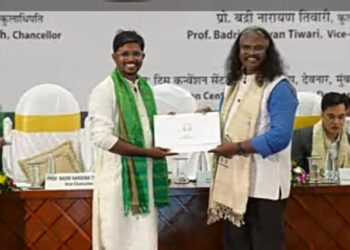 संघर्षातून उभा राहिलेला यशाचा क्षण; TISS पदवीदान सोहळ्यात कुणाल राऊत यांचा सन्मान