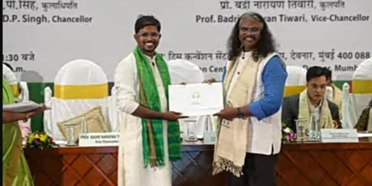 संघर्षातून उभा राहिलेला यशाचा क्षण; TISS पदवीदान सोहळ्यात कुणाल राऊत यांचा सन्मान