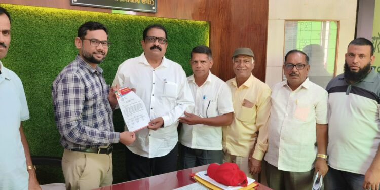 आजरा शहरातील धोकादायक इमारतींवर तात्काळ कारवाईची मागणी; रहिवासी अन्याय निवारण समितीचे निवेदन