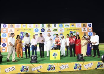 जळगाव क्रिकेट लीगचा भव्य शुभारंभ; मान्यवरांच्या उपस्थितीत ट्रॉफीचे अनावरण