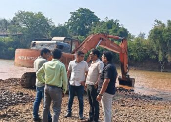 गड नदीपात्रातील गाळ काढण्याच्या कामाची उपनगराध्यक्ष सुशांत नाईक यांची पाहणी; दर्जेदार कामावर भर