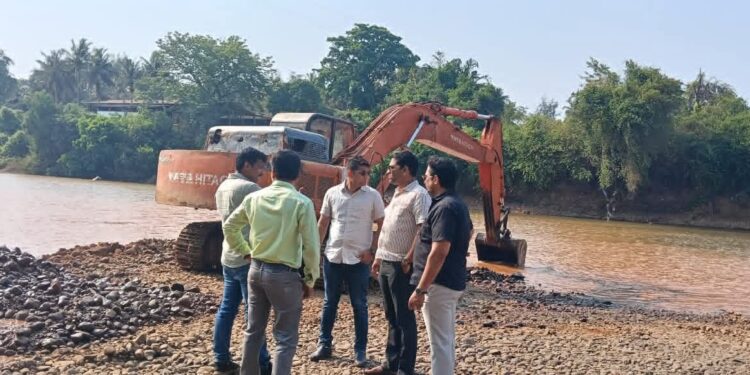 गड नदीपात्रातील गाळ काढण्याच्या कामाची उपनगराध्यक्ष सुशांत नाईक यांची पाहणी; दर्जेदार कामावर भर
