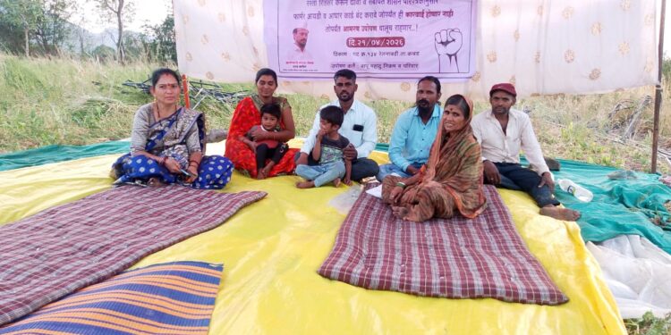 अतिक्रमणामुळे रस्ता बंद; कन्नड तालुक्यात आमरण उपोषणाला सुरुवात