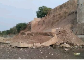 लांबोळा येथील कोट्यावधींची संरक्षण भिंत २ महिन्यांतच कोसळली; ठेकेदारावर गुन्हा दाखल करण्याची बिरसा फायटर्सची मागणी