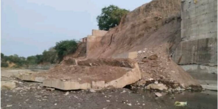 लांबोळा येथील कोट्यावधींची संरक्षण भिंत २ महिन्यांतच कोसळली; ठेकेदारावर गुन्हा दाखल करण्याची बिरसा फायटर्सची मागणी