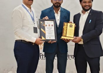 जिद्द आणि चिकाटीचा विजय: शेतमजुराचा मुलगा बनला ‘आदर्श शिक्षक’