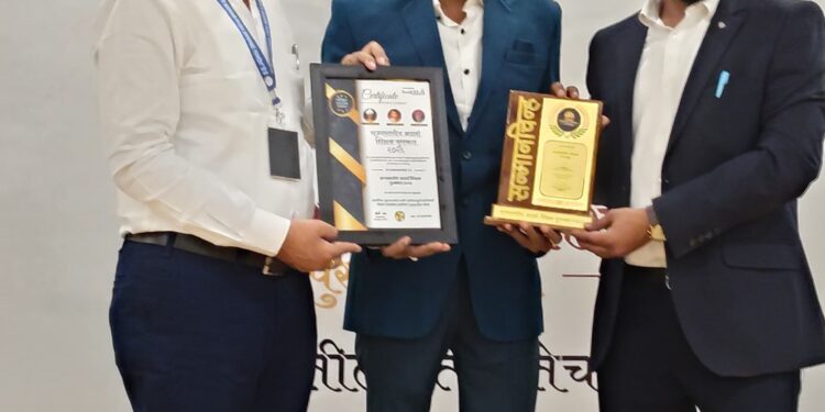 जिद्द आणि चिकाटीचा विजय: शेतमजुराचा मुलगा बनला ‘आदर्श शिक्षक’