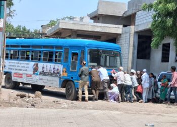 “पाथरी बस स्थानकात एसटीची नामुष्की; प्रवाशांकडून बस ढकलण्याची वेळ, उन्हात उभे राहून प्रवास”