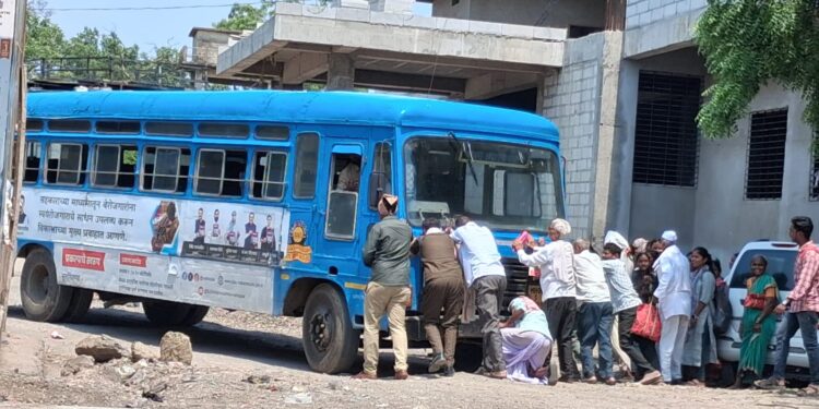 “पाथरी बस स्थानकात एसटीची नामुष्की; प्रवाशांकडून बस ढकलण्याची वेळ, उन्हात उभे राहून प्रवास”