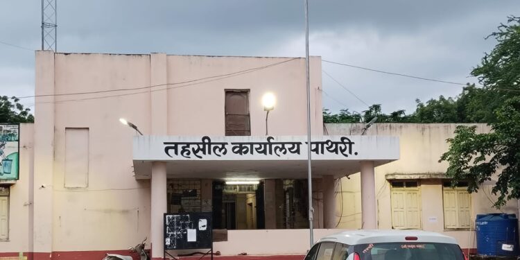 “वाळू माफियांना कोणाचा वरदहस्त?; निलंबित तलाठ्याच्या चौकशीत ‘मोठ्या साखळी’चा उलगडा होणार का?”