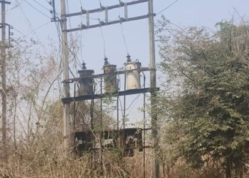 नागापूर गाव अंधारात; ७-८ दिवसांपासून वीजपुरवठा खंडित, ग्रामस्थांचा संताप उफाळला