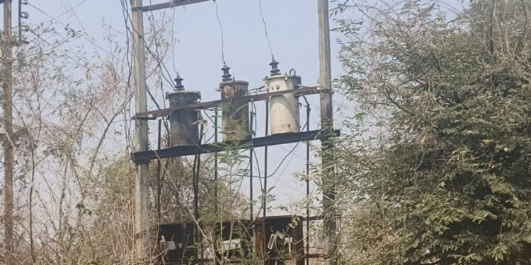 नागापूर गाव अंधारात; ७-८ दिवसांपासून वीजपुरवठा खंडित, ग्रामस्थांचा संताप उफाळला