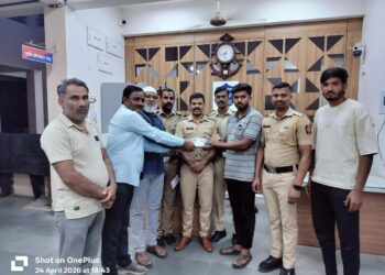 कडेगावमध्ये प्रामाणिकपणाचे उदाहरण; सेवानिवृत्त पोलीस अधिकाऱ्याने ₹२.१२ लाखांची रक्कम परत केली