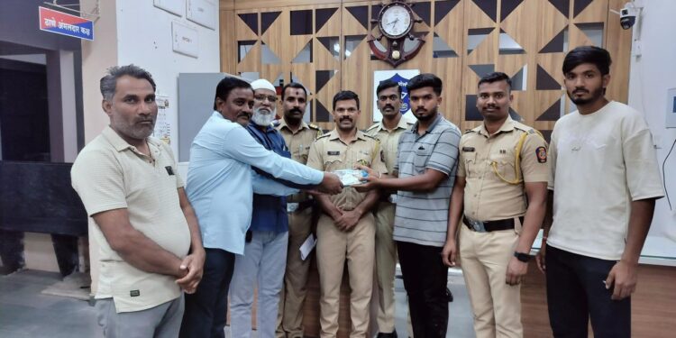 कडेगावमध्ये प्रामाणिकपणाचे उदाहरण; सेवानिवृत्त पोलीस अधिकाऱ्याने ₹२.१२ लाखांची रक्कम परत केली