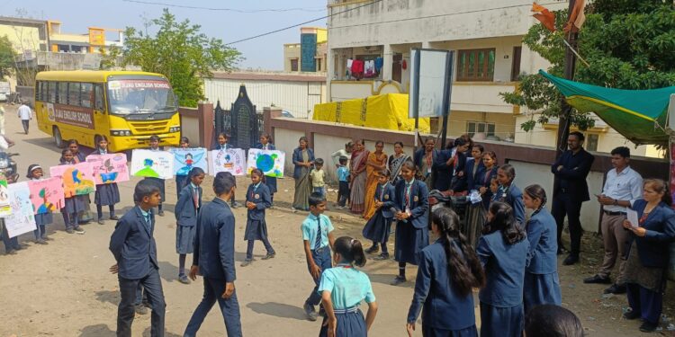 पर्यावरण व जलसंवर्धनासाठी पथनाट्याद्वारे जनजागृती; रिठद व आसेगावमध्ये विद्यार्थ्यांची रॅली
