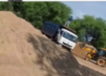 देवगाव शनी येथे गायरान जमिनीतून अवैध मुरूम उपसा; महसूल प्रशासनावर संगनमताचे आरोप