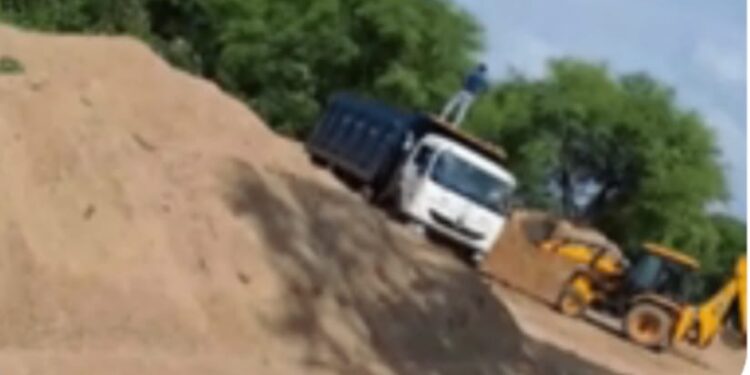 देवगाव शनी येथे गायरान जमिनीतून अवैध मुरूम उपसा; महसूल प्रशासनावर संगनमताचे आरोप