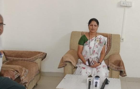 सेलूत वकिलावर खोटे गुन्हे दाखल केल्याचा आरोप; पत्रकार परिषदेत सुनिता ढोले यांचा गंभीर आरोप