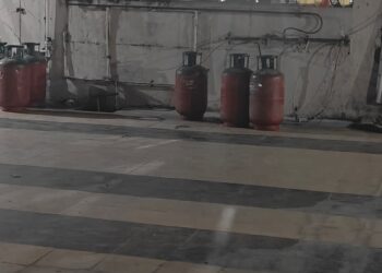 वडगावात साकी बारमध्ये गॅस सिलेंडरचा मोठा साठा; नागरिकांचा प्रशासनावर सवाल