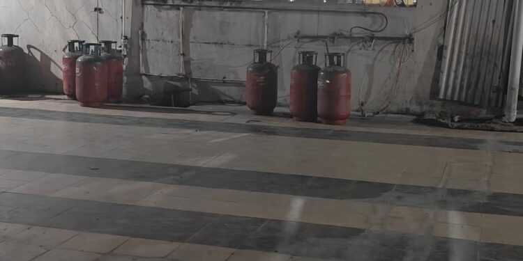 वडगावात साकी बारमध्ये गॅस सिलेंडरचा मोठा साठा; नागरिकांचा प्रशासनावर सवाल