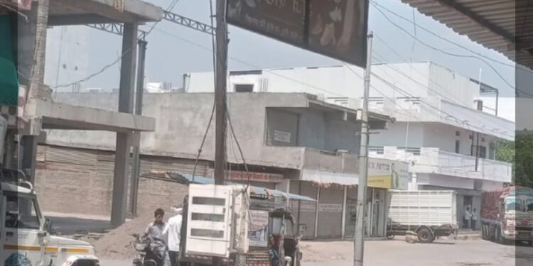 उष्णतेच्या लाटेमुळे सेलूत मोंढा परिसर ओस; नागरिक घरातच